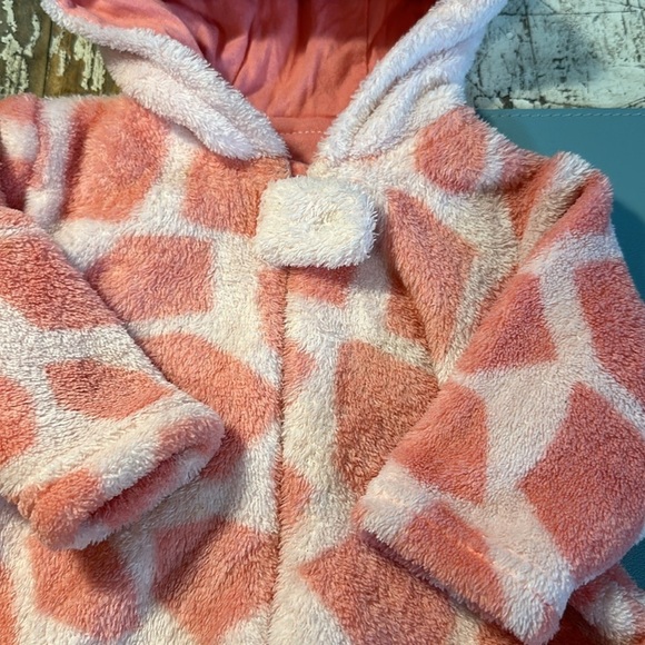 Snug by warm, giraffe outfit, Calvin Klein onesie - Picture 4 of 12